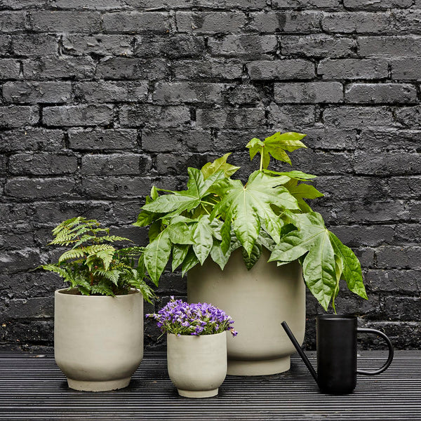 Concrete ridge pot