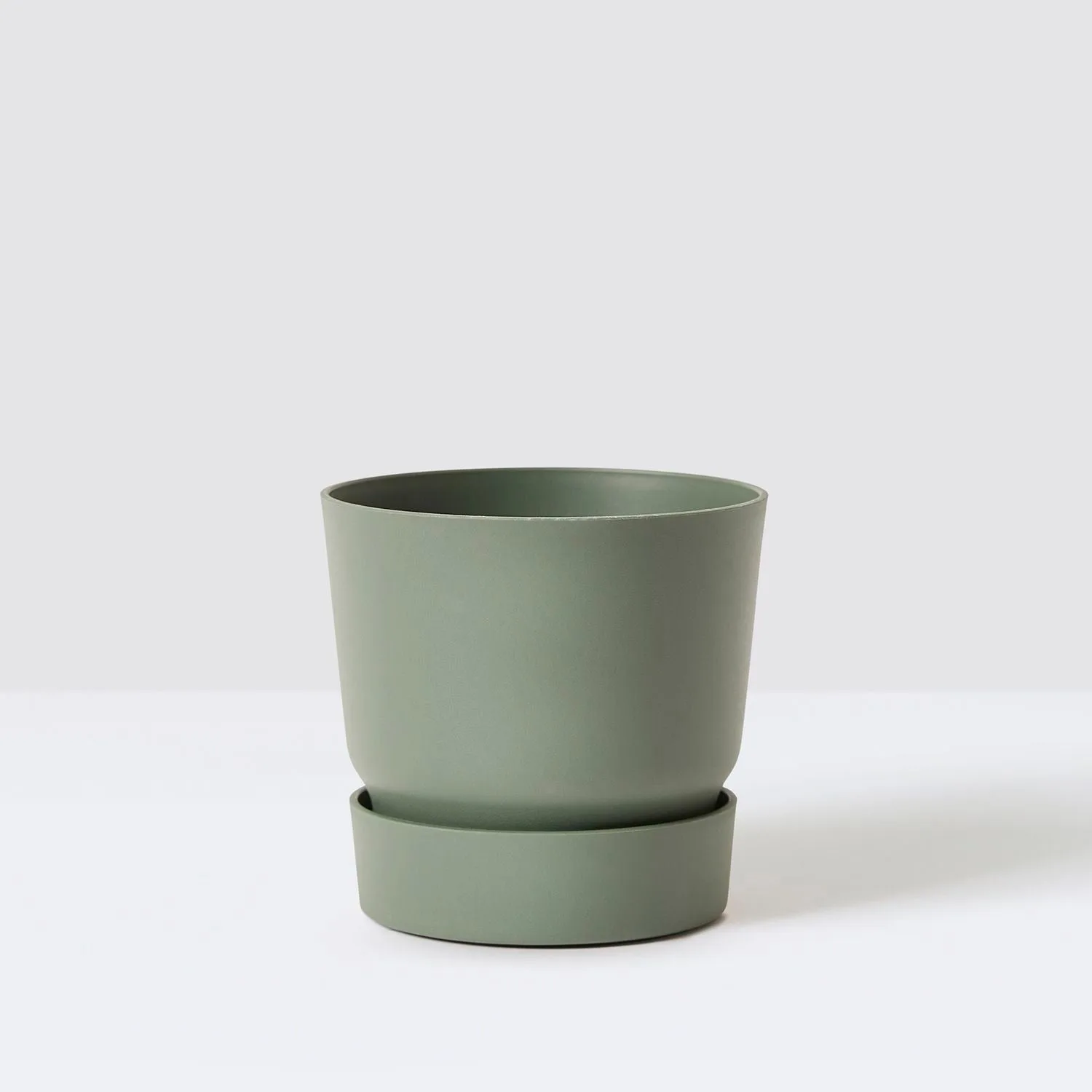 An Elho plastic reservoir pot